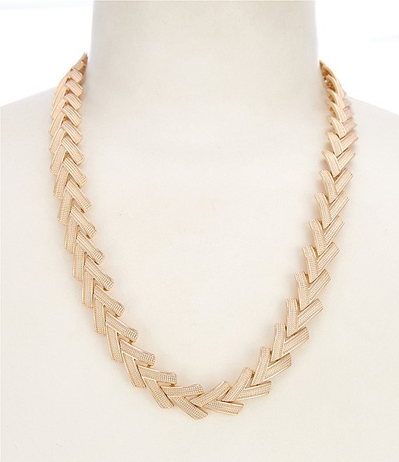 Dillard's Line Textured V Link Chain Collar Necklace
