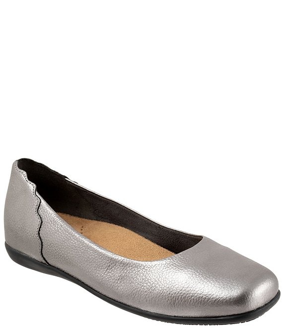 Trotters Sunny Leather Scalloped Ballet Flats