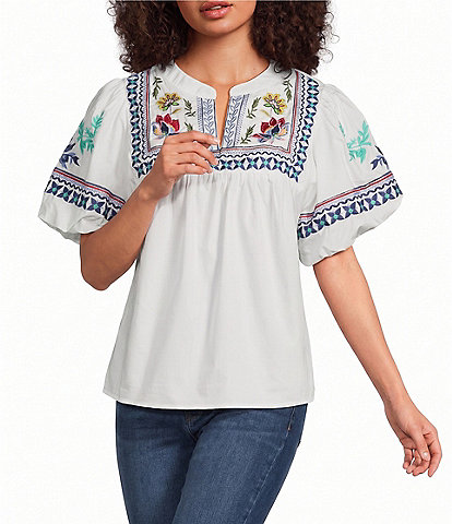 Calessa Petite Size Embroidered Split V-Neck Short Sleeve Tunic