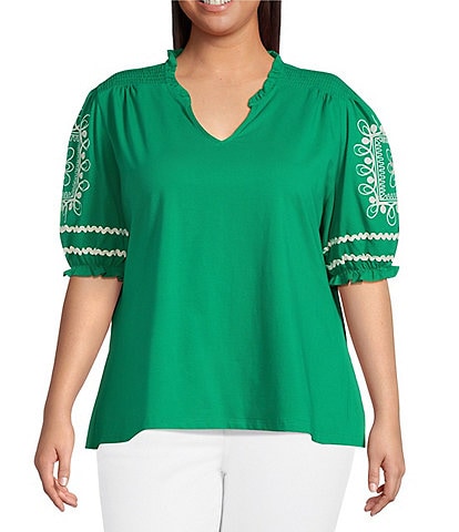Calessa Plus Size Embroidered Knit Split V-Neck Short Sleeve Tunic