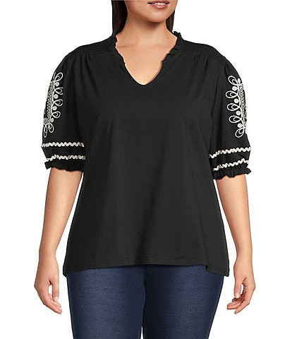 Calessa Plus Size Embroidered Split V-Neck Short Balloon Sleeve Blouse
