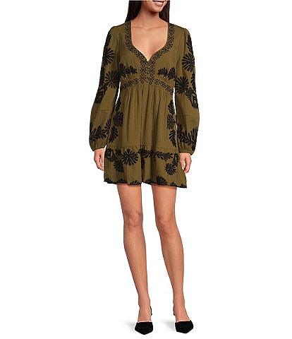 Chelsea & Violet Flora Floral Embroidered Seersucker Sweetheart Neck Long Blouson Sleeve A-Line Mini Dress