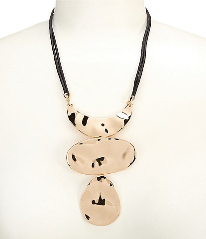 Dillard's Geometric Wobbly Metal Short Pendant Necklace