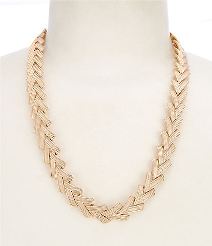 Dillard's Line Textured V Link Chain Collar Necklace