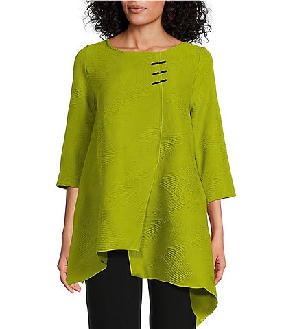 IC Collection Wave Textured Knit Boat Neck Toggle Button Trim 3/4 Sleeve Asymmetric Hem Tunic