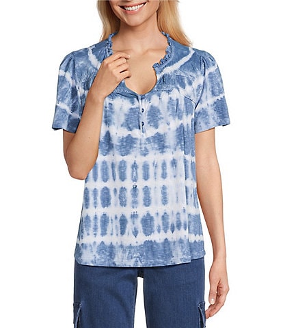 Intro Tie-Dye Split V-Neck Short Sleeve Lace Pleated Yoke Tee