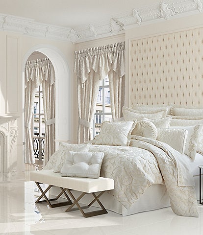 J. Queen New York La Boheme Ivory Interlocking Damask Comforter Set