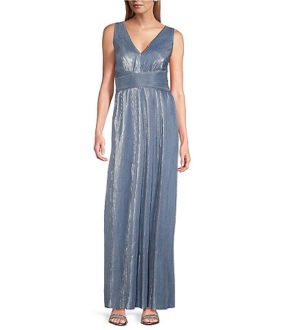 Jessica Howard Petite Size Sleeveless V-Neck Pleated Metallic Knit Gown
