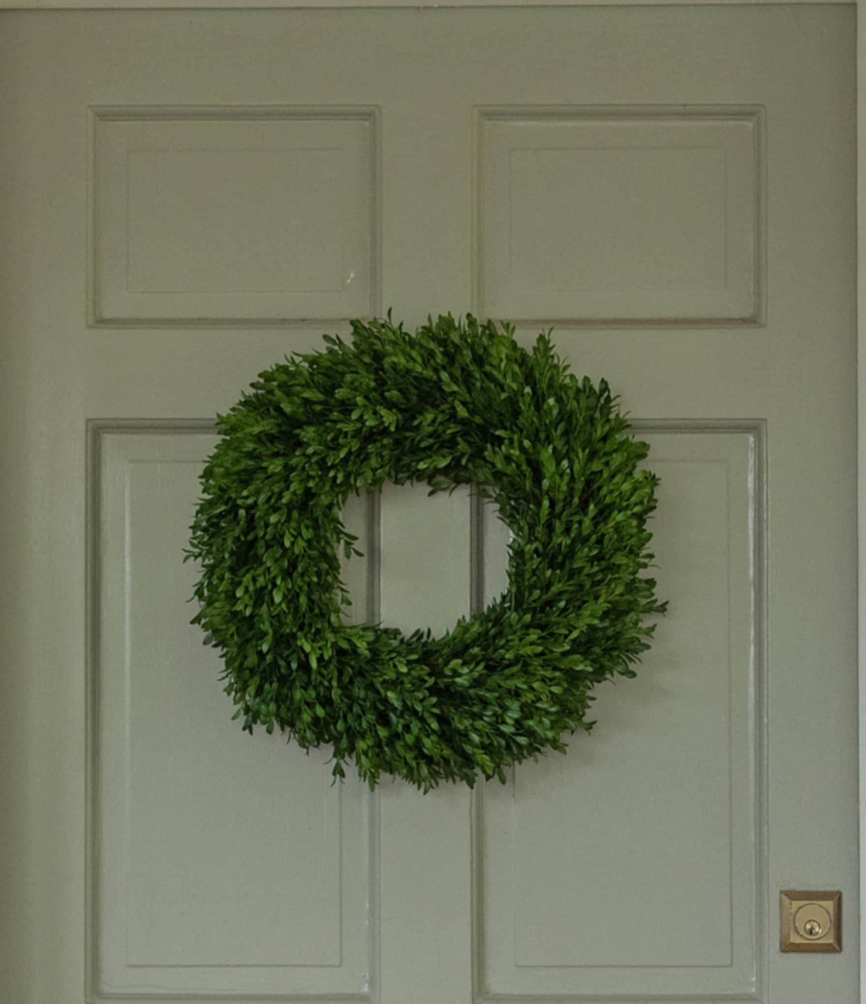 Fig & Dove 18#double; Round Boxwood Wreath
