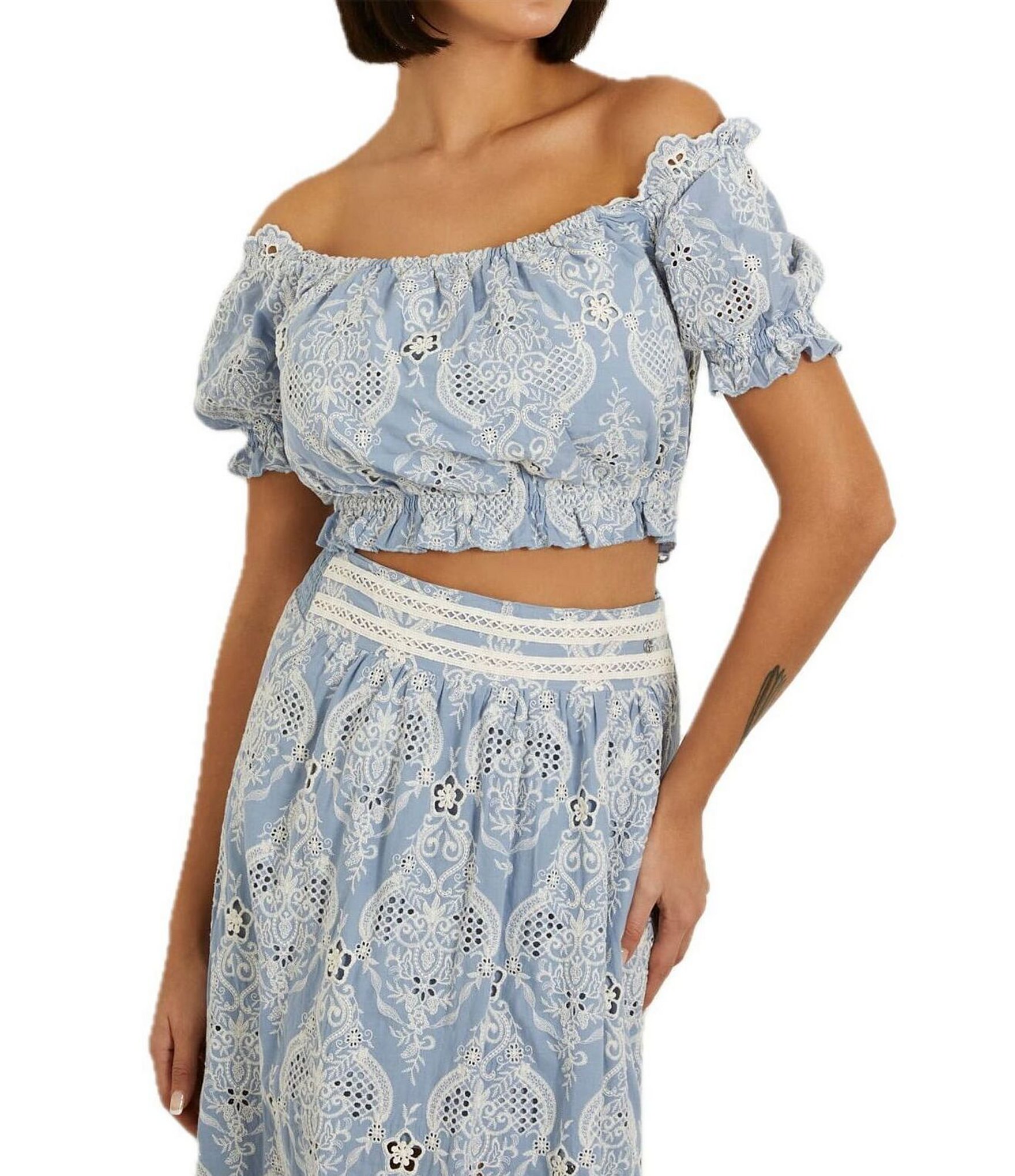 Guess Frida Off-The-Shoulder Short Sleeve Printed Crop Top Guess Frida Off-The-Shoulder Short Sleeve Printed Crop Top