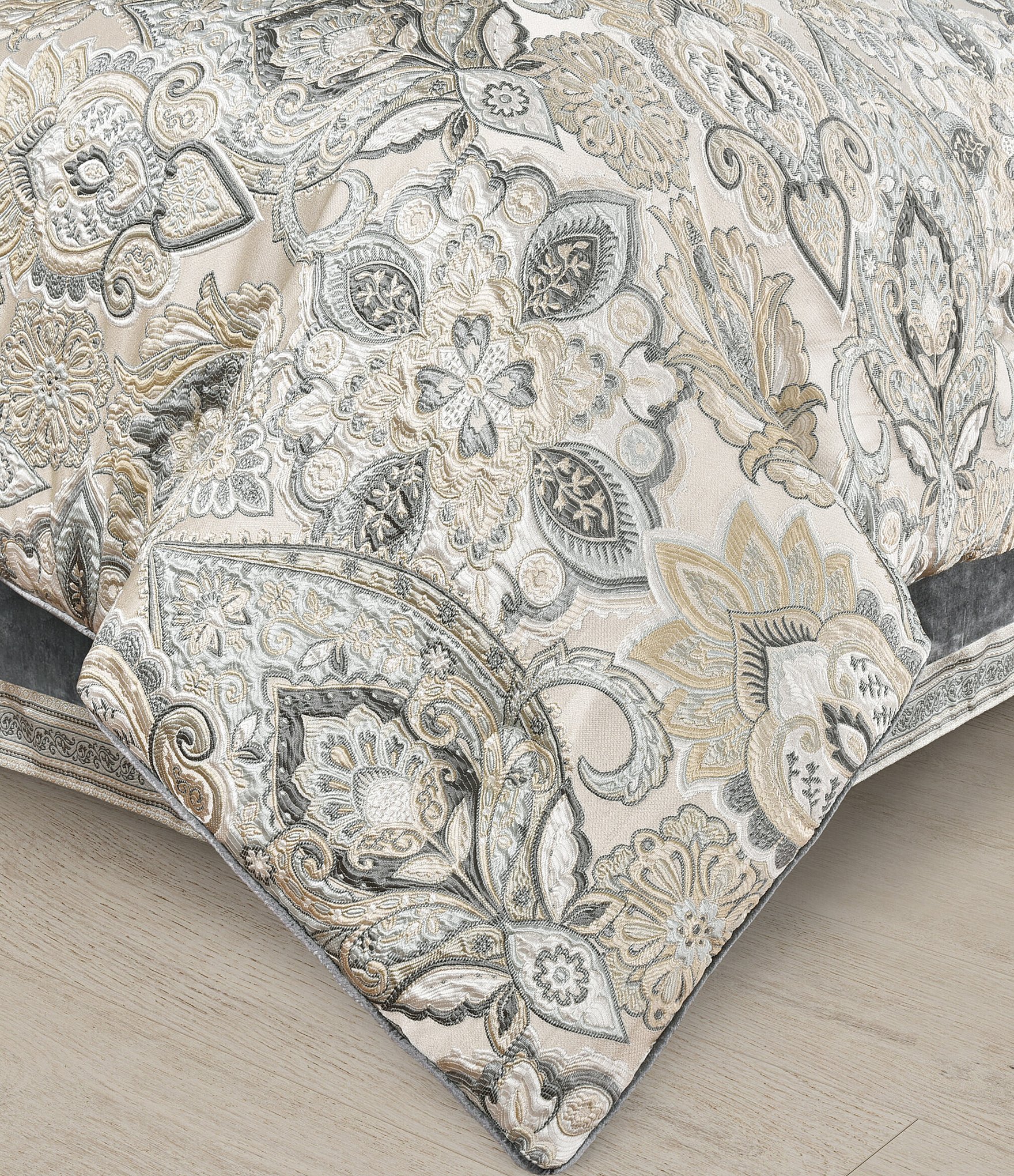 J. Queen New York Annabelle Oversized Woven Damask Comforter Set
