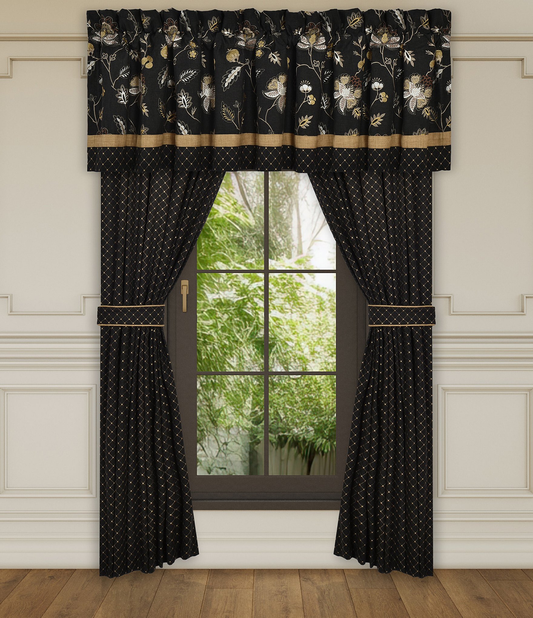 windows treatment: Curtains