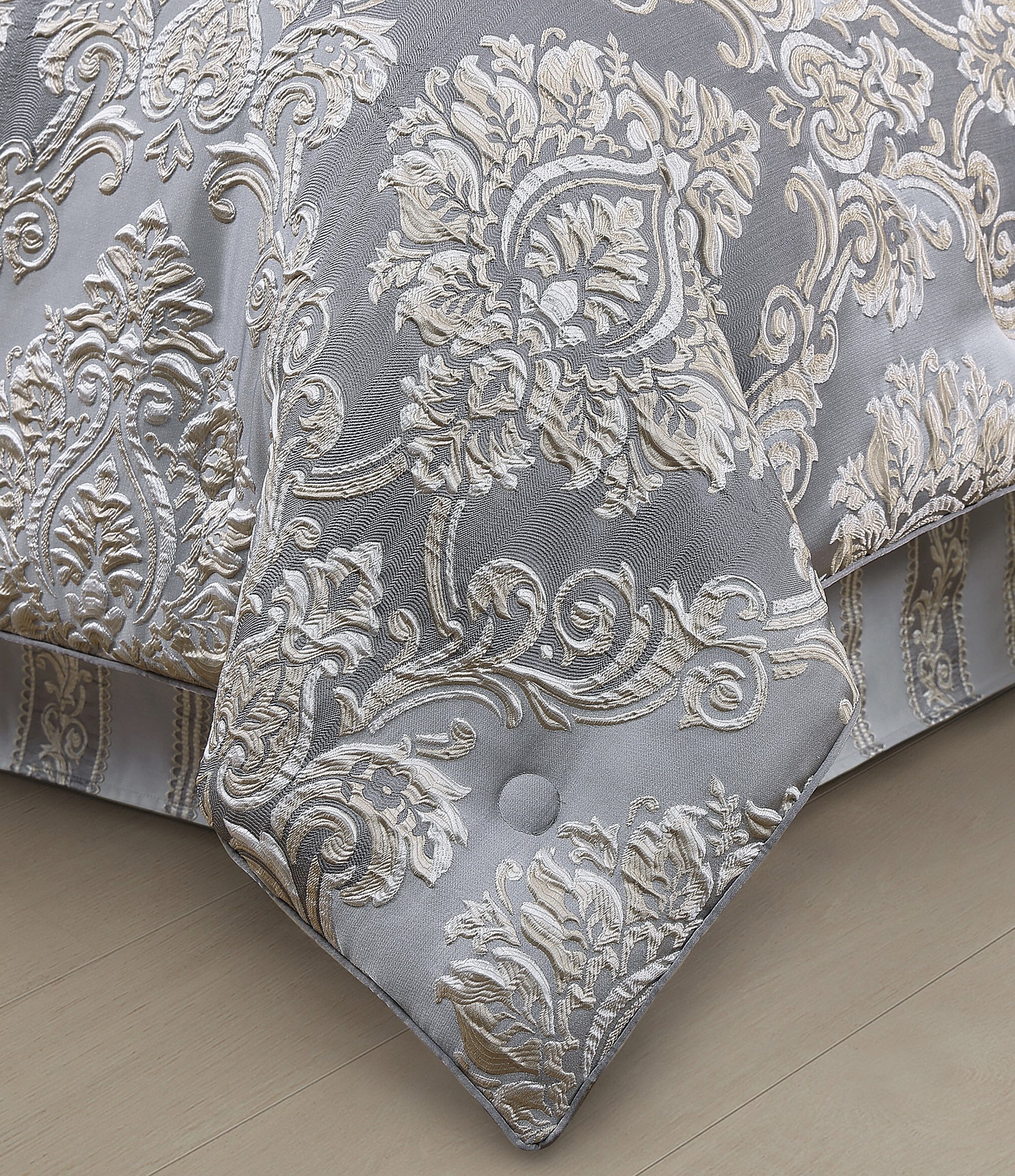 J. Queen New York Krista Oversized Woven Damask Comforter Set