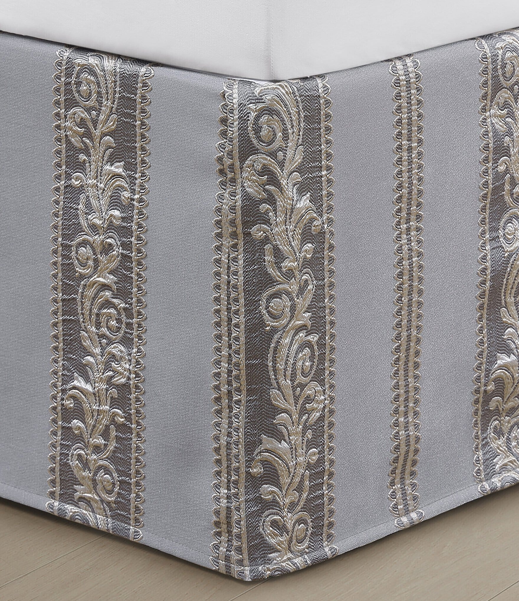 J. Queen New York Krista Oversized Woven Damask Comforter Set