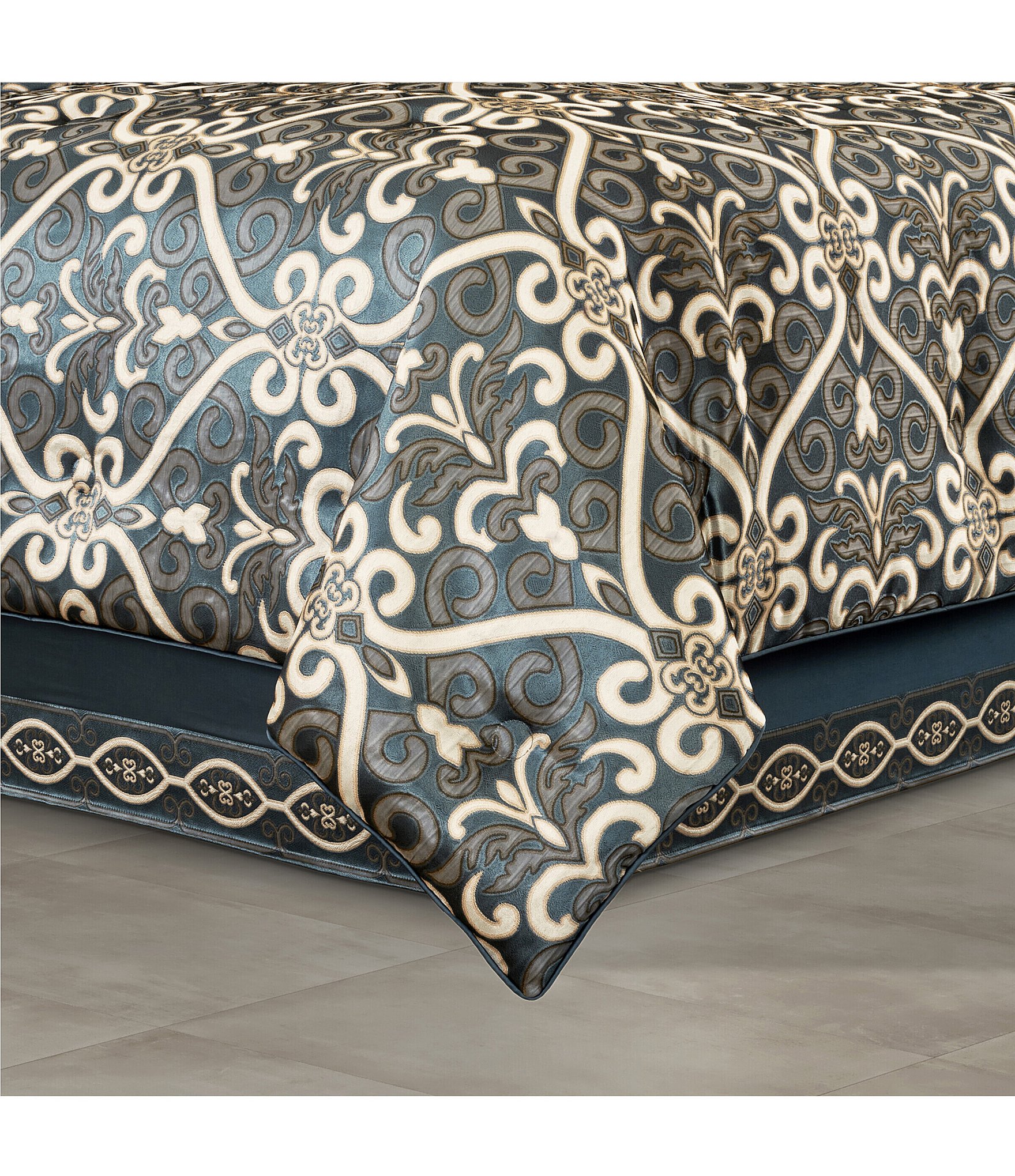 J. Queen New York Monroe Woven Jacquard Three-Dimensional Comforter Set