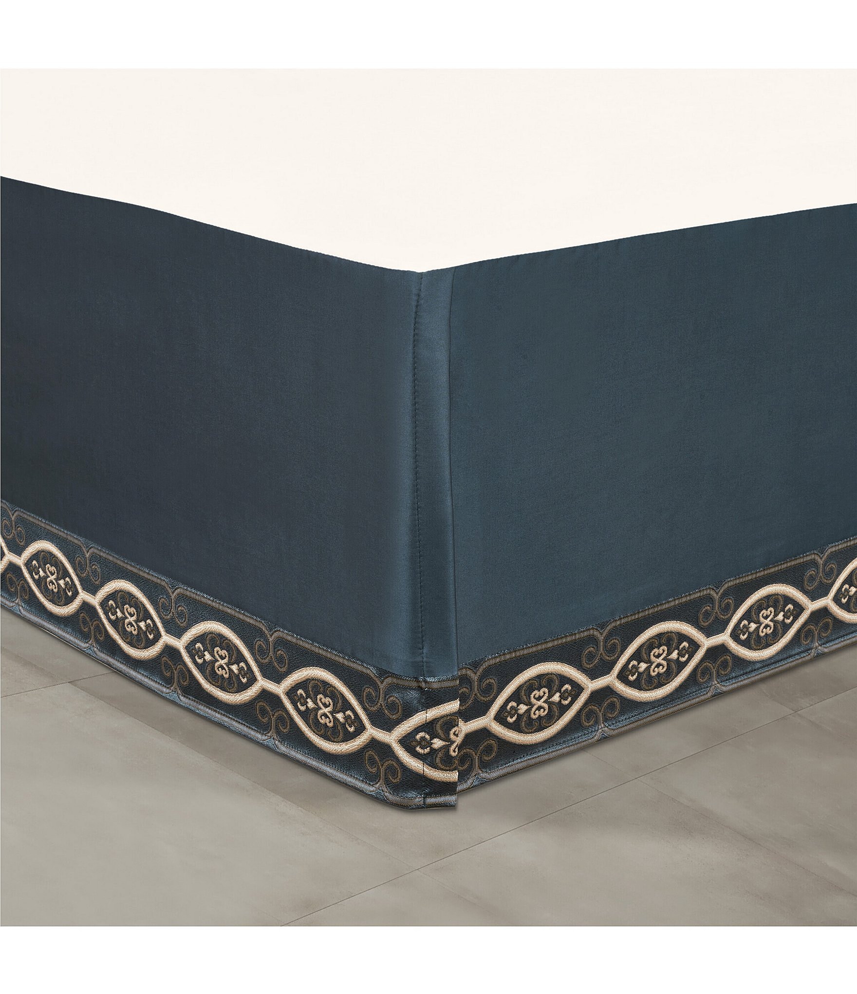 J. Queen New York Monroe Woven Jacquard Three-Dimensional Comforter Set