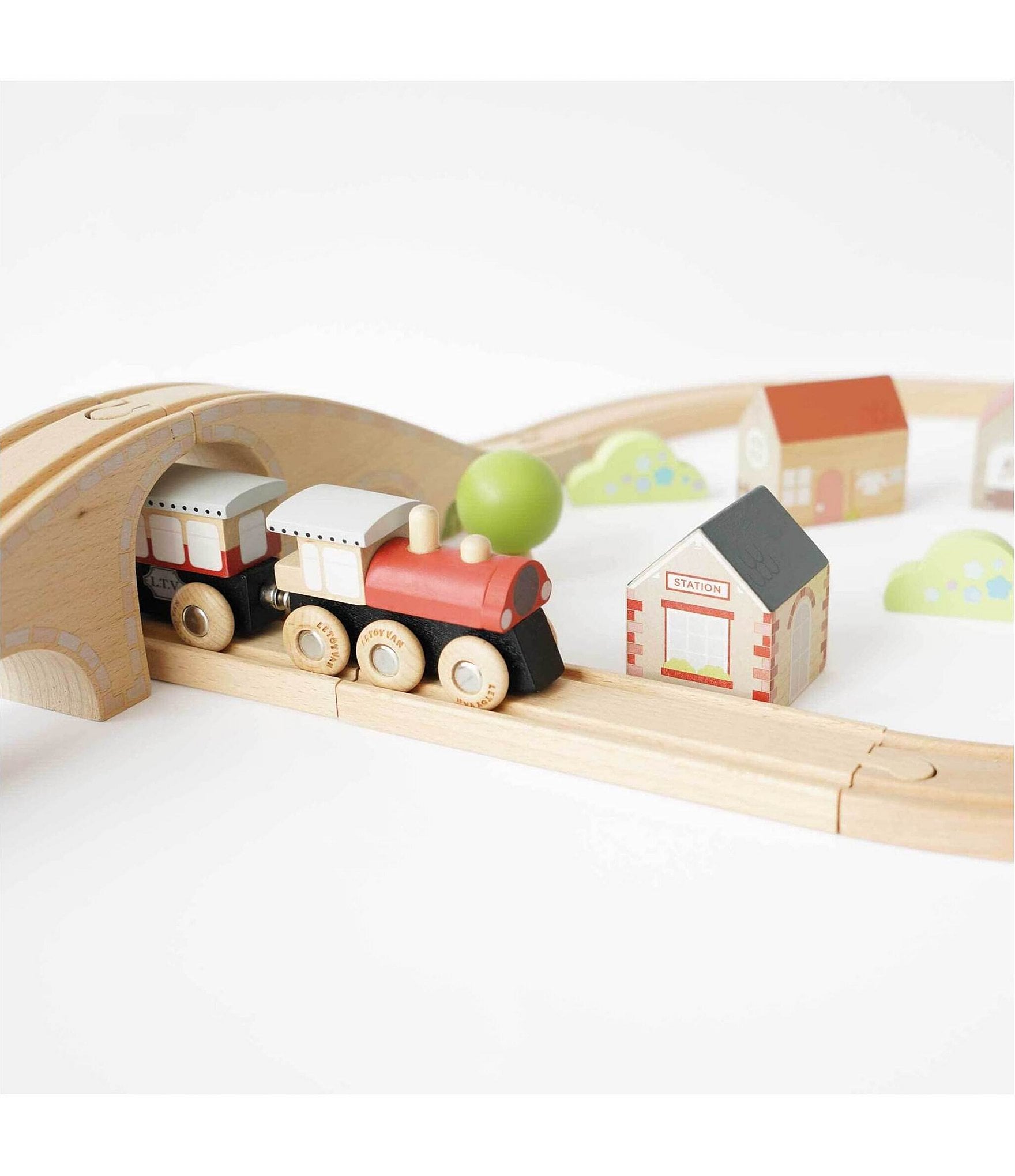 Le Toy Van Figure 8 Train Track Set