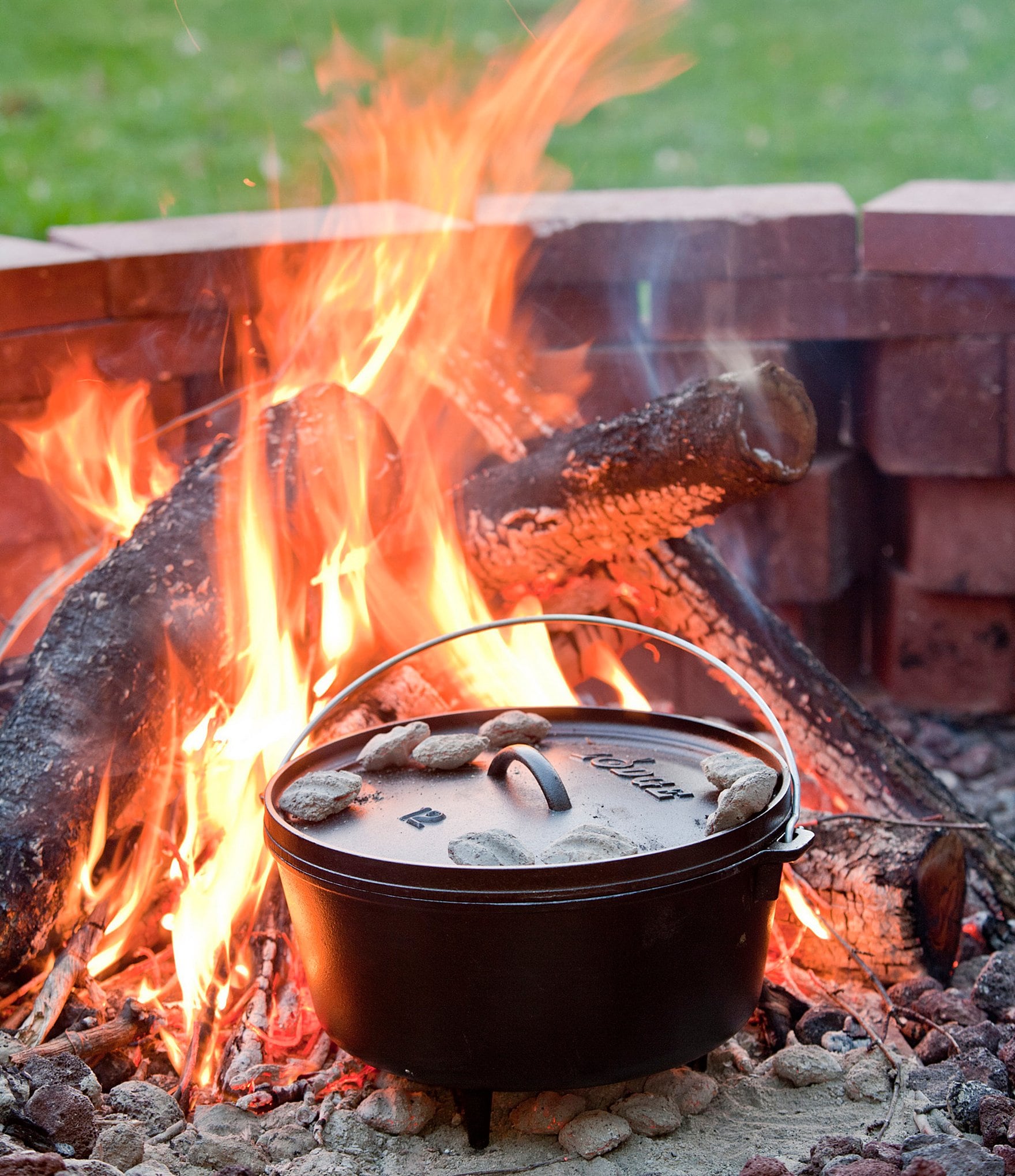 Lodge Cast Iron Camp Dutch Oven