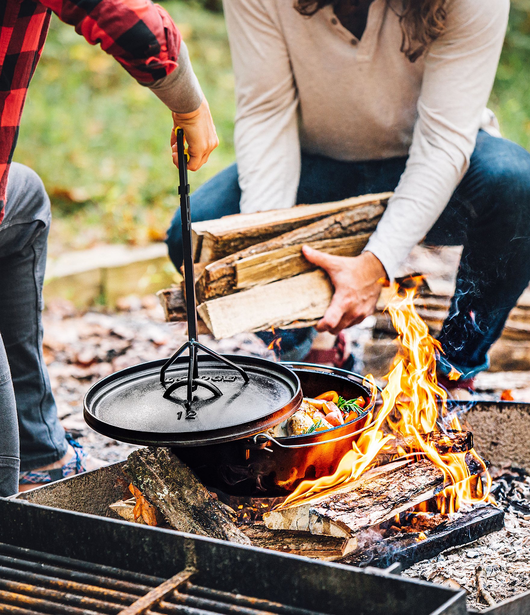 Lodge Cast Iron Camp Dutch Oven