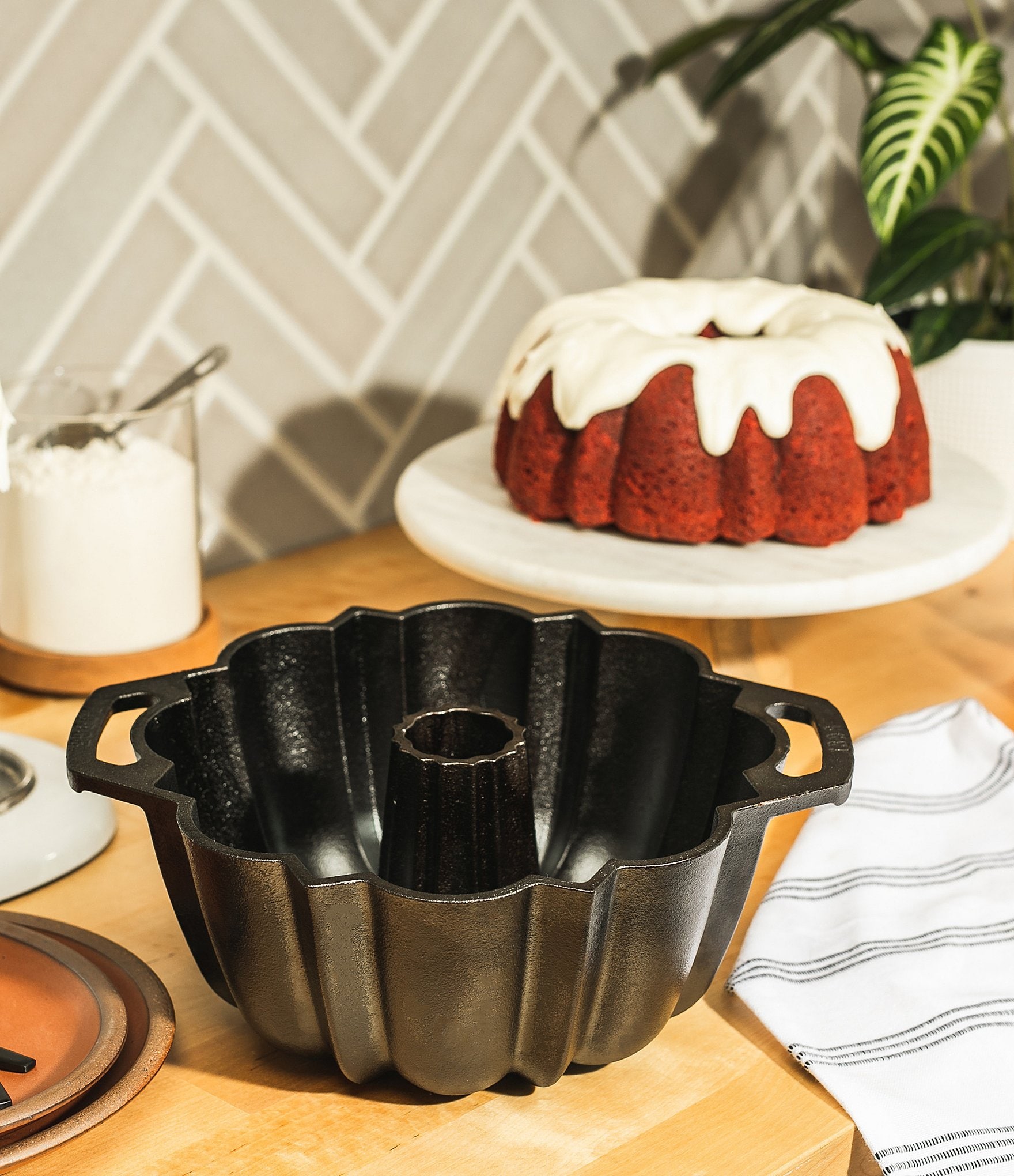 Lodge Cast Iron Seasoned Cast Iron Fluted Cake Pan