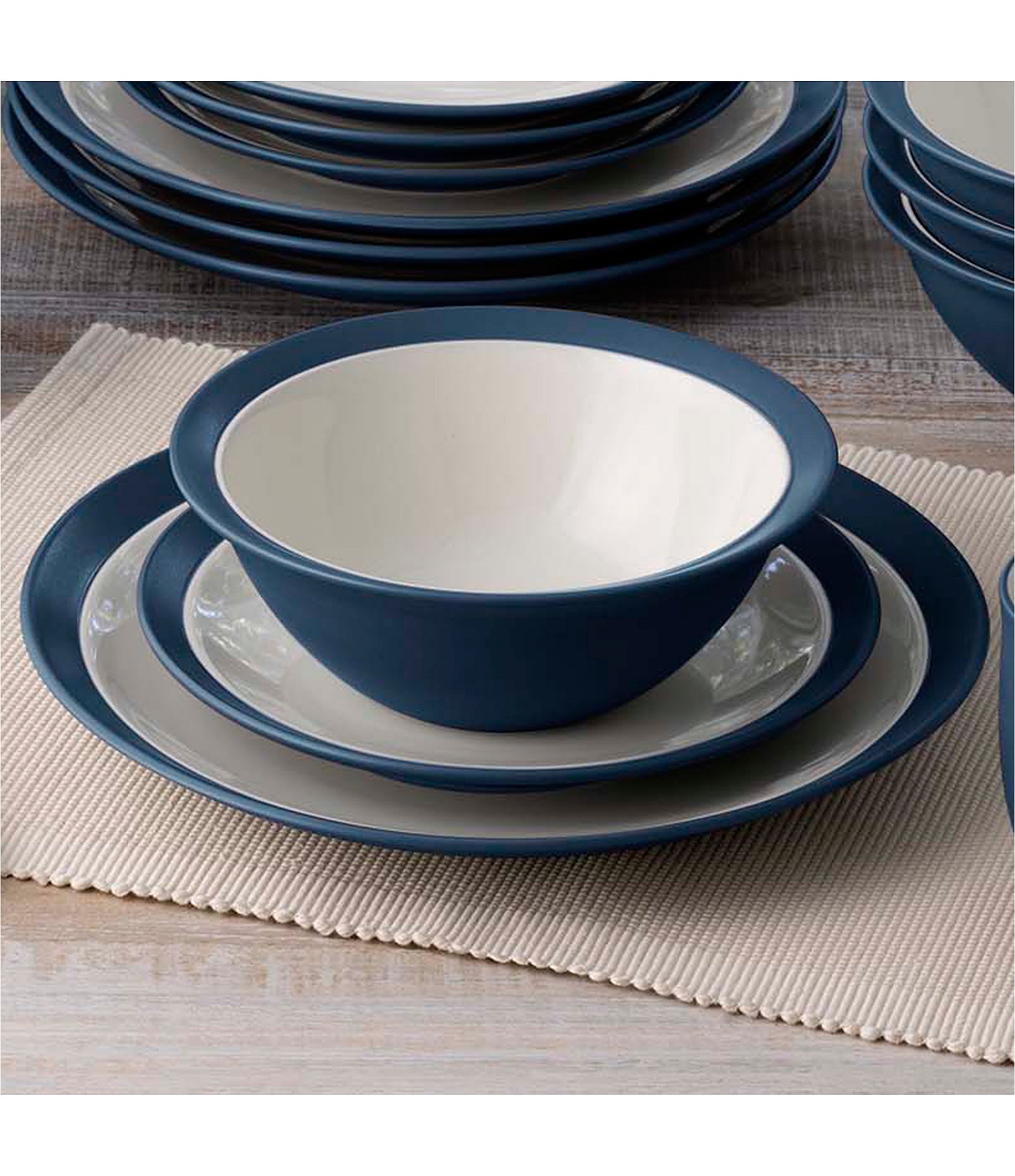 Noritake Colorwave Collection Curve Place Setting