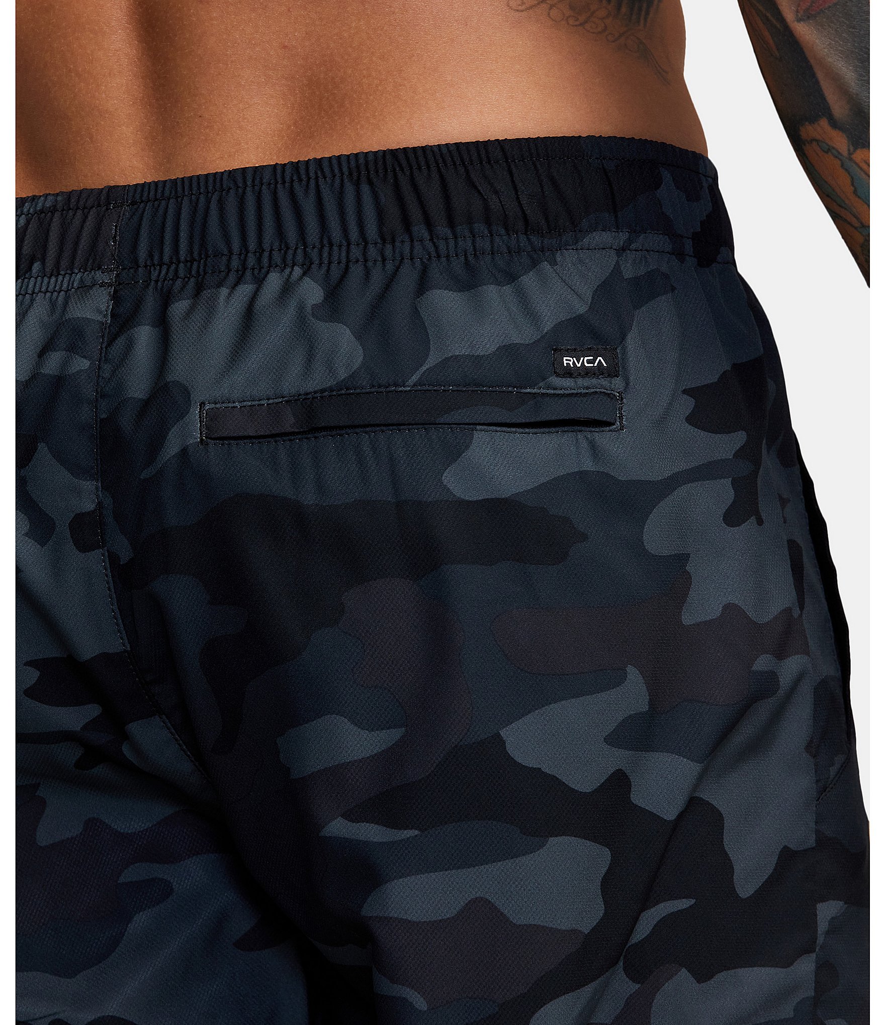 RVCA VA Sport Yogger lV Elastic Pull-On 17#double; Outseam Camo Athletic Shorts