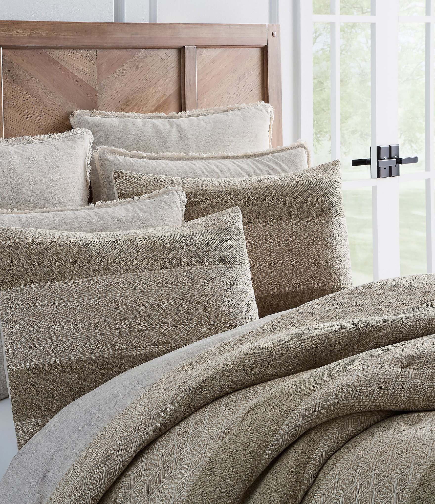Southern Living Simplicity Collection Dillon Comforter