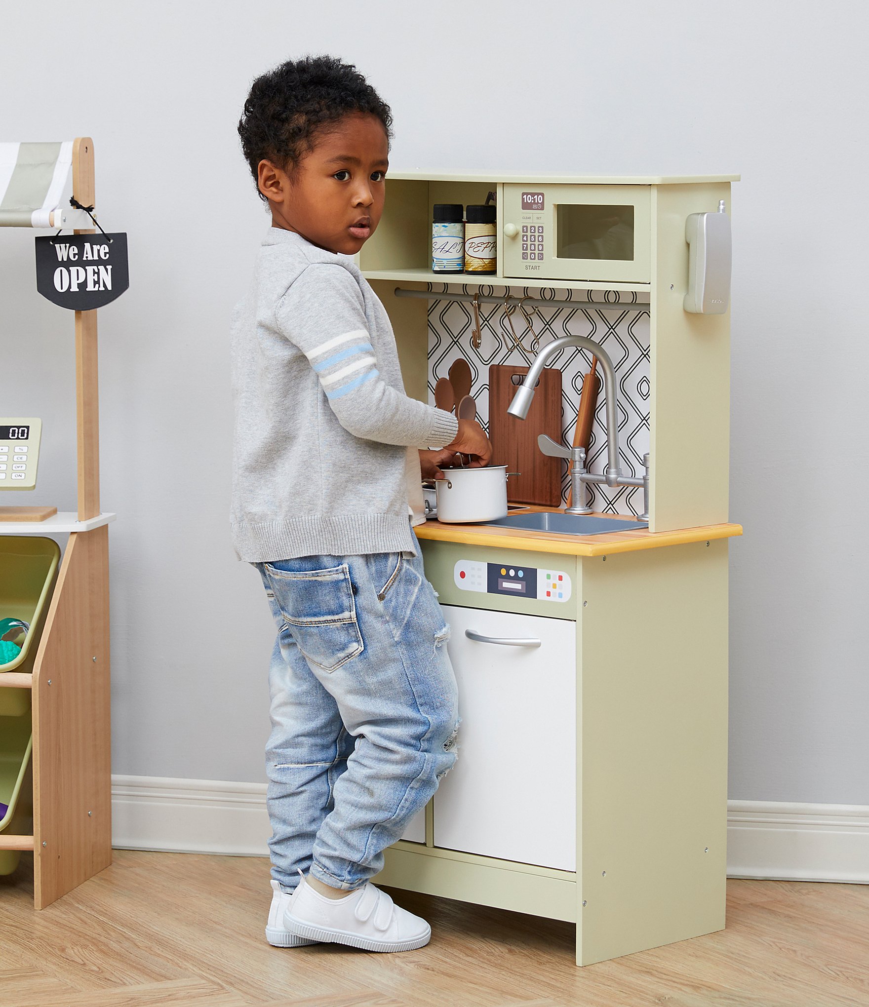 Teamson Kids Little Chef Boston Classic Play Kitchen