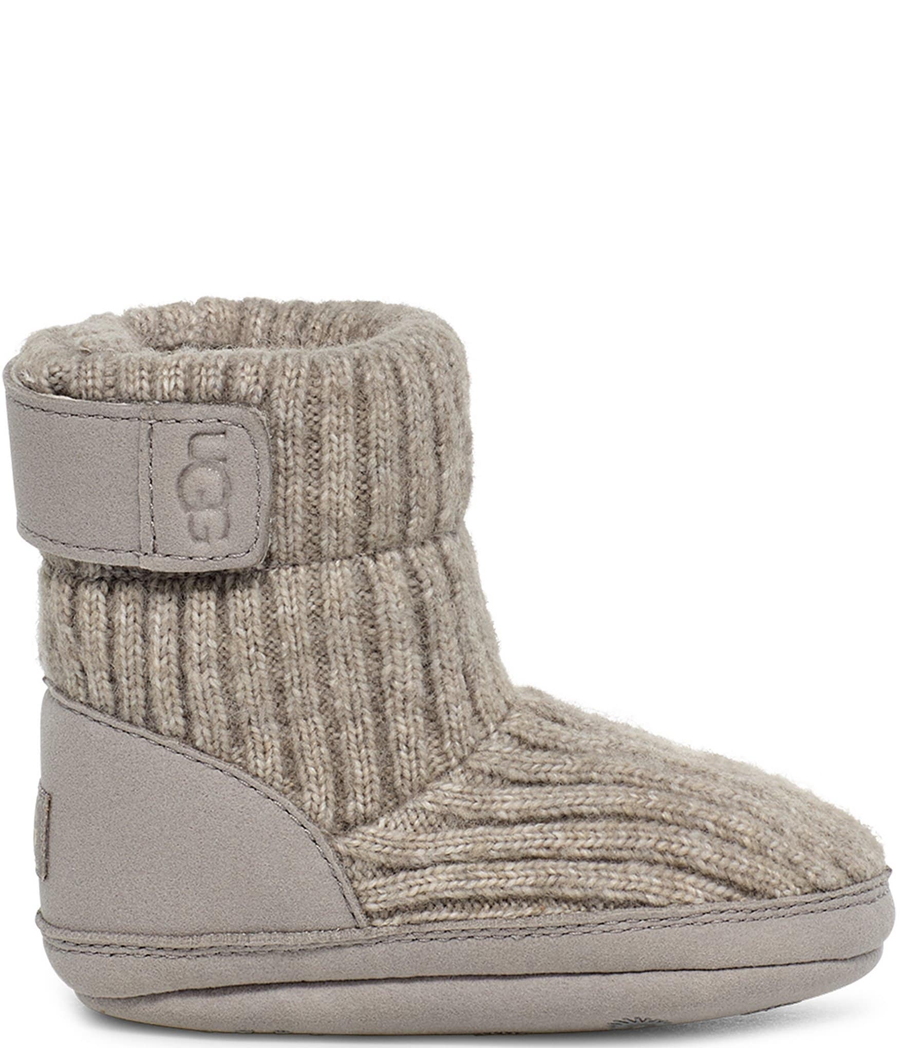 UGG Kids' Skylar and Ugg Beanie Gift Set Crib Shoes (Infant)