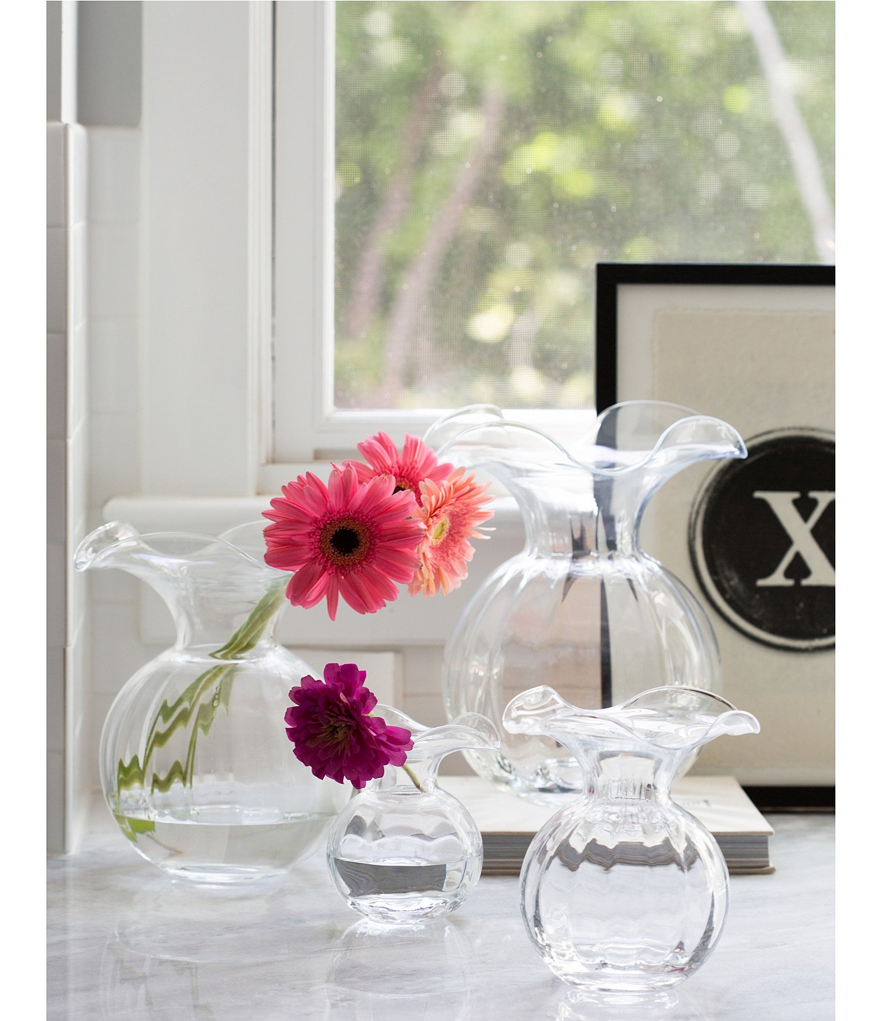 VIETRI Hibiscus Medium Fluted Glass Vase