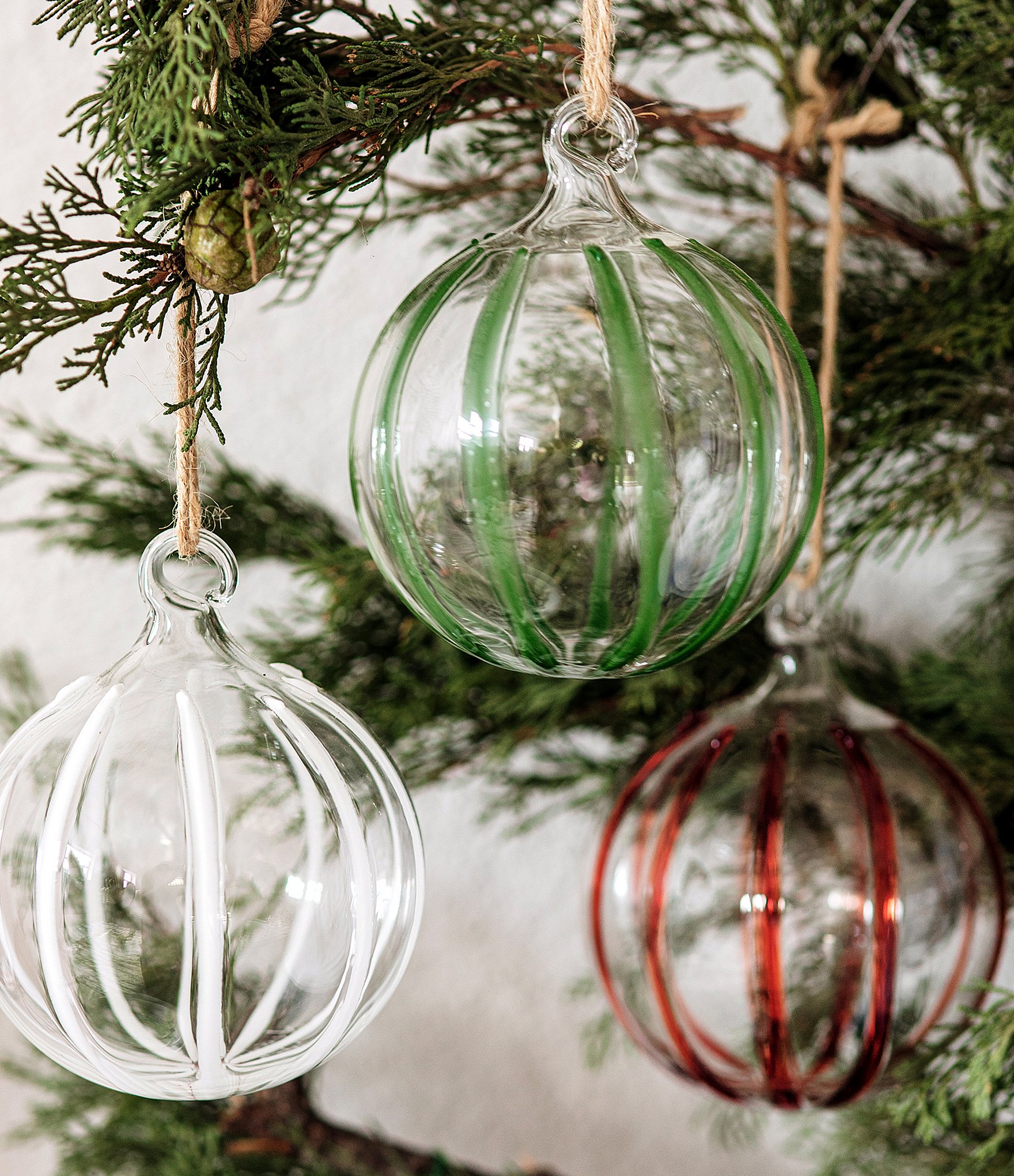 VIETRI Nuovo Stripe Ornament