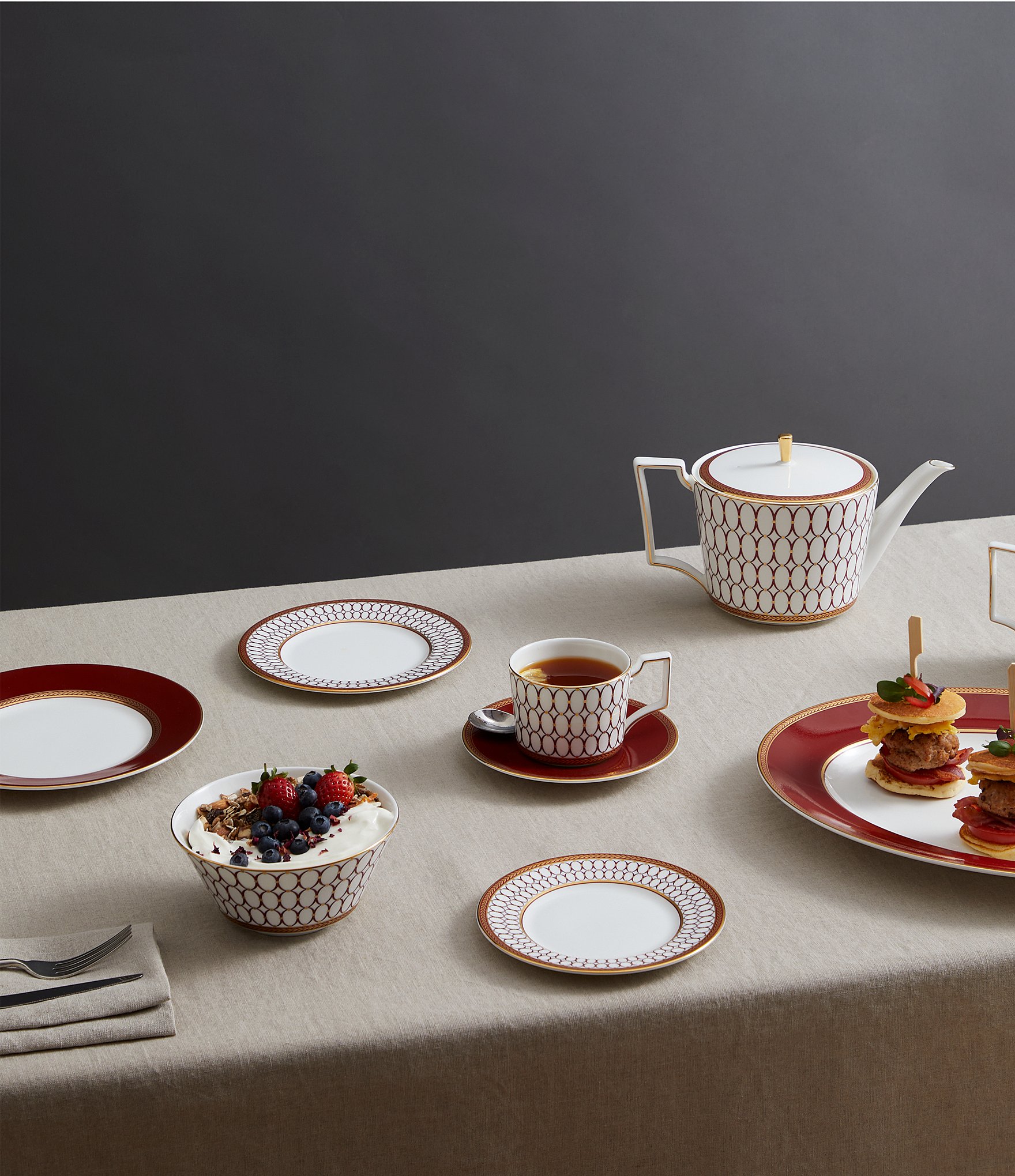 Wedgwood Renaissance Red Collection Plate, 8#double;